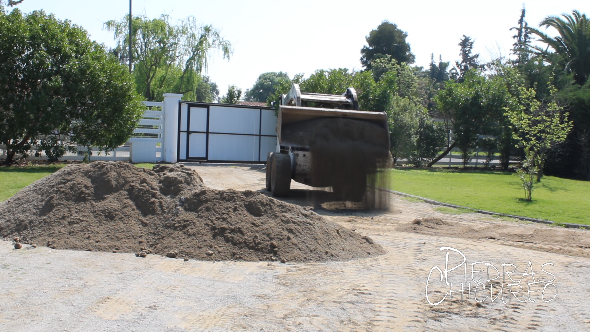 Miniatura de video 2, emparejamiento de entrada con Maicillo de granito con Bobcat y posterior aplanado con placa compactadora